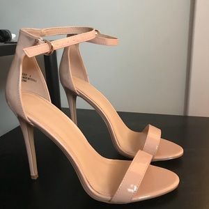 Nude glossy 👠 heels